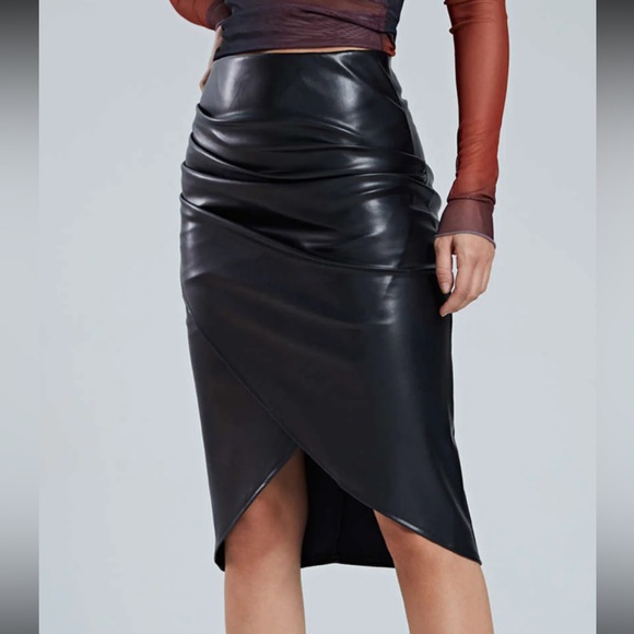 NWT Black faux leather pleather skirt tulip hem ruched side Micas brand Size L - Picture 2 of 11